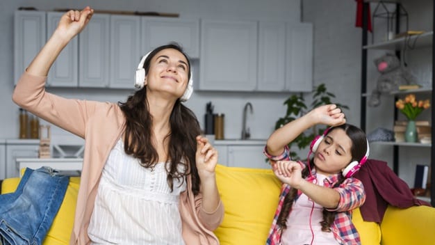 madre-e-hija-bailando-escuchando-musica_23-2148456325